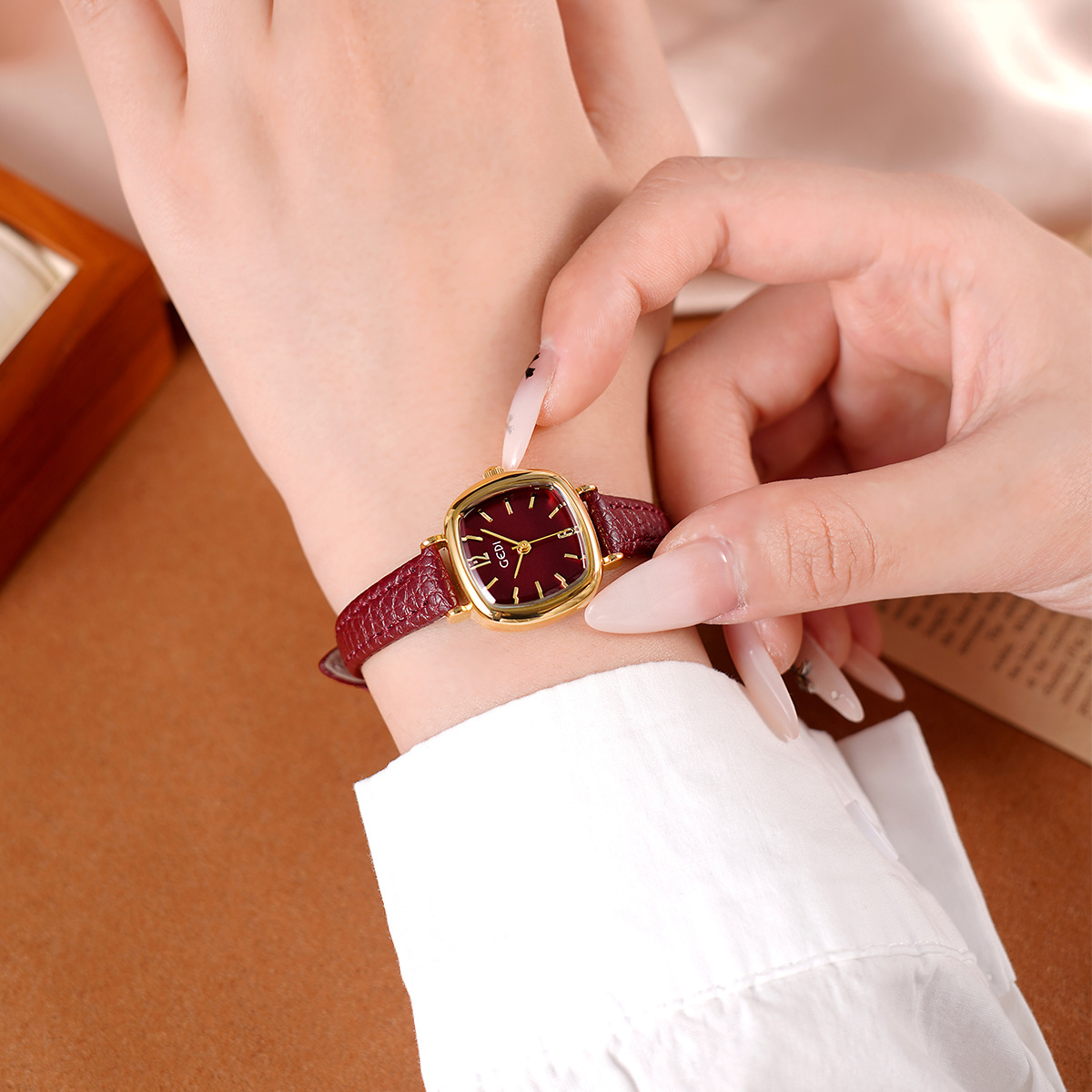 UTHAI 61018 CQ490 Simplicity,  - Luxury Watch Values review and price